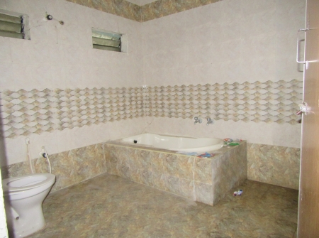 11) 3 BHK Flat Bath Tub.JPG